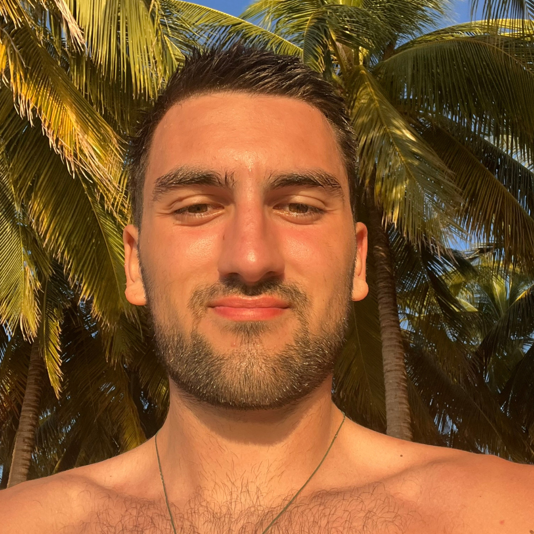 Selfie casual de baja calidad con fondo tropical
